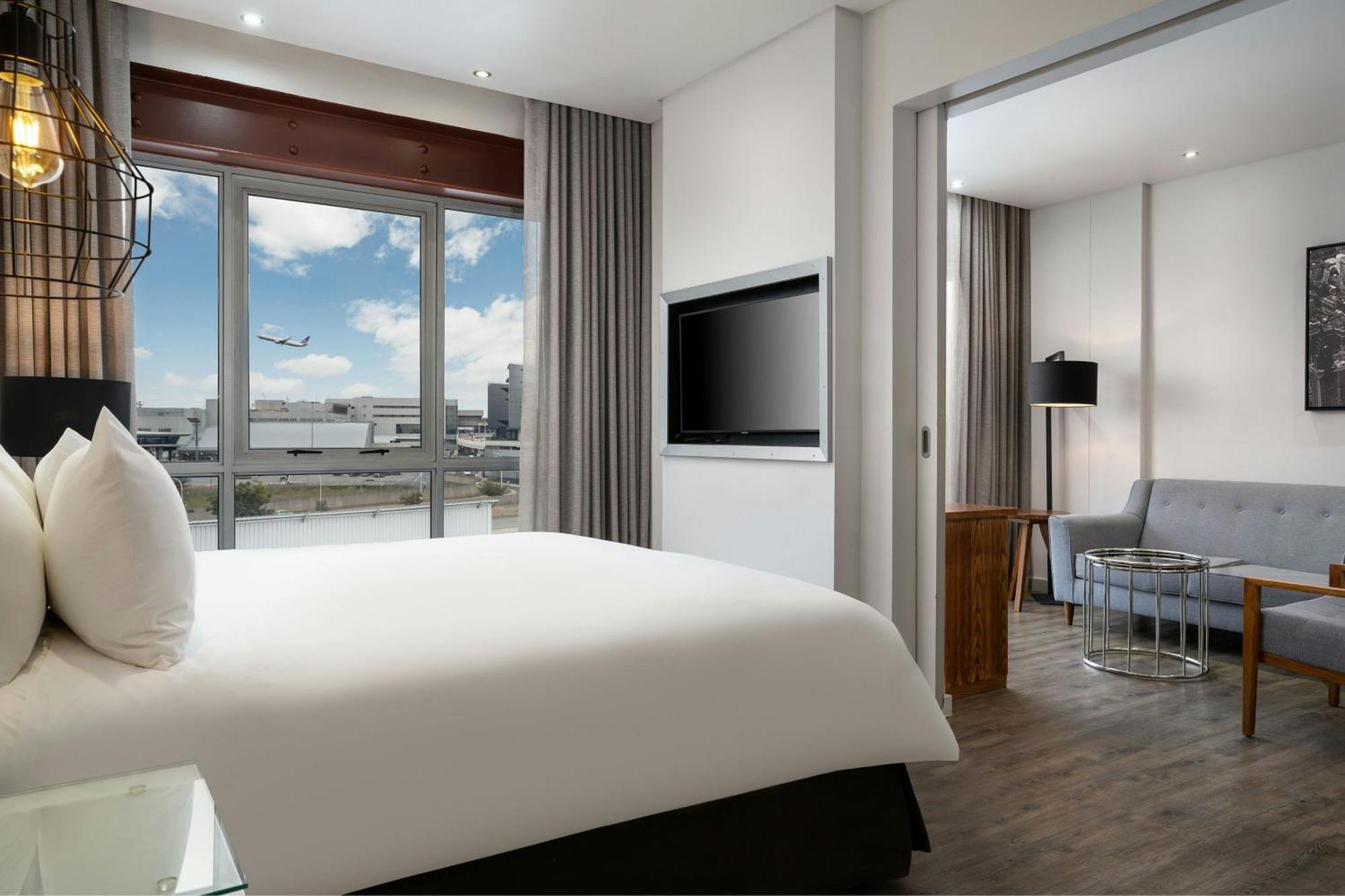 Protea Hotel By Marriott O R Tambo Airport Kempton Park Exterior photo